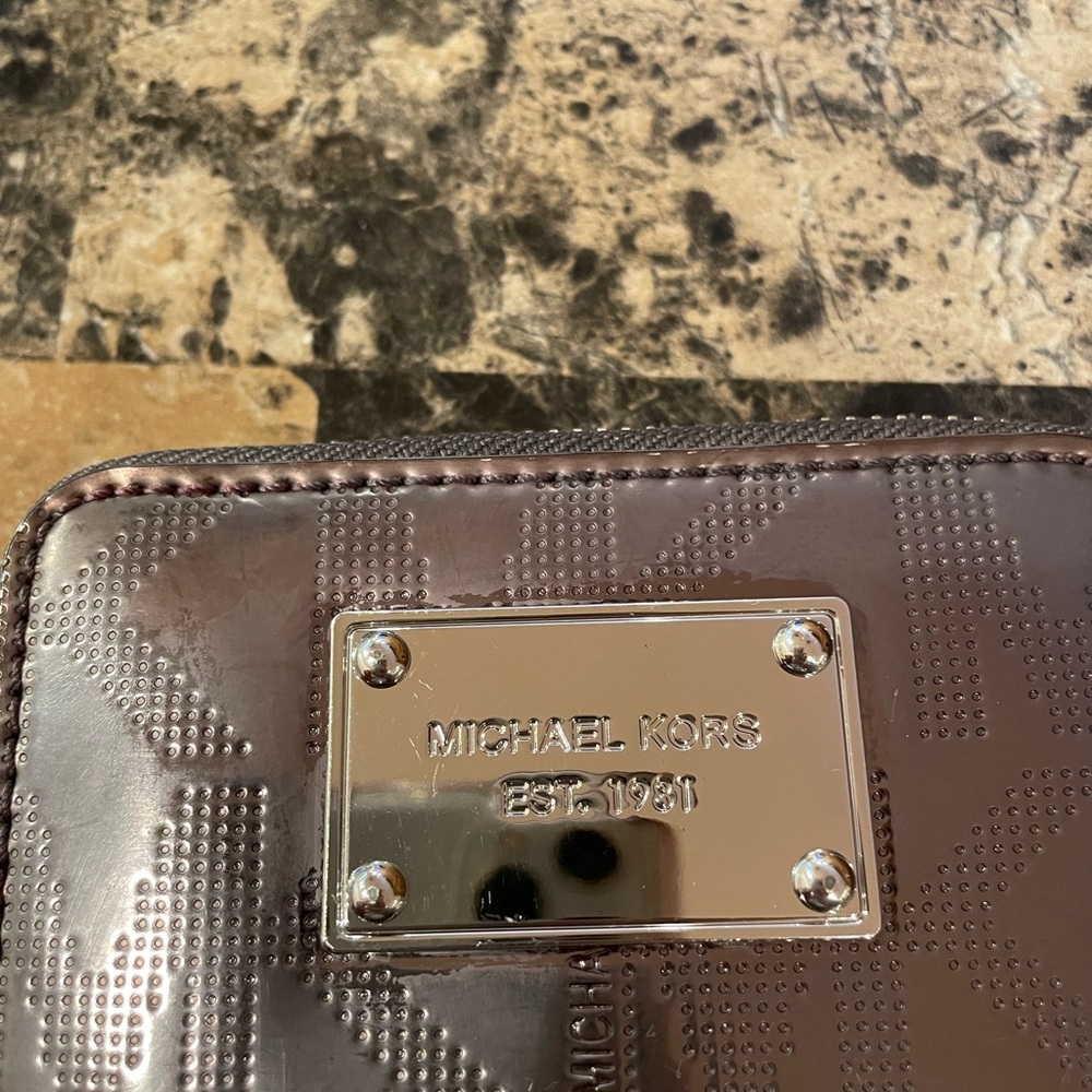 Michael Kors Metallic Silver Compact Wallet - Picture 2 of 10